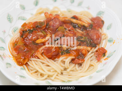 Angel Hair Pasta mit Tomatensauce, Knoblauch und Wurst Stockfoto