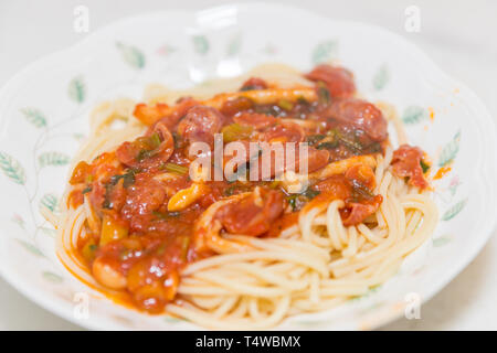 Angel Hair Pasta mit Tomatensauce, Knoblauch und Wurst Stockfoto