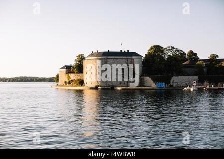 Anzeigen von Vaxholm Festung von einer Kreuzfahrt segeln durch ein Archipel in der Ostsee. Stockholm, Schweden Stockfoto