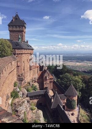 Landschaft Schoß von Kaysersberg mit mittelalterlichen Burg im Elsass, Haut-Rhin, Frankreich Stockfoto