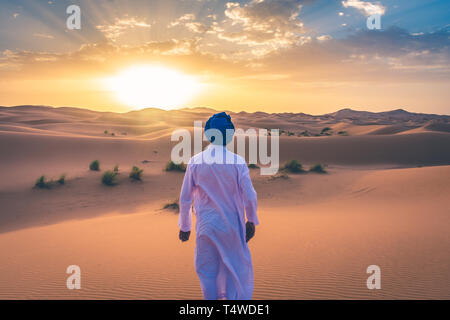 Berber Mann, der traditionelle Kleidung in der Sahara Wüste im Morgengrauen, Marokko Stockfoto