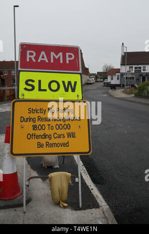 Verkehrszeichen zu warnen und informieren die Autofahrer von der Straße resurfacing Arbeiten an Beckside in Beverley im Juli 2018 Stockfoto