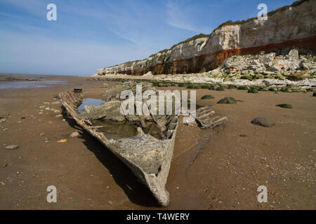 Schiffbruch vor der gestreiften Klippen Stockfoto