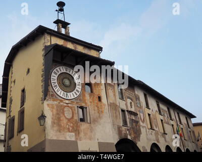 Clusone - Planetarische Uhr. 1583 von Pietro Fanzago auf dem mittelalterlichen Turm und Platz gebaut. Stockfoto