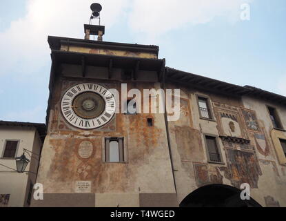 Clusone - Planetarische Uhr. 1583 von Pietro Fanzago auf dem mittelalterlichen Turm und Platz gebaut. Stockfoto