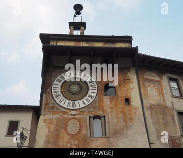 Clusone - Planetarische Uhr. 1583 von Pietro Fanzago auf dem mittelalterlichen Turm und Platz gebaut. Stockfoto