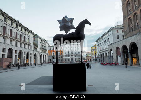 BRESCIA, 8. März 2018: Eine moderne Skulptur in der Piazza della Vittoria, Brescia, Lombardei, Italien. Stockfoto