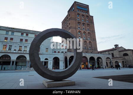 BRESCIA, 8. März 2018: Eine moderne Skulptur in der Piazza della Vittoria, Brescia, Lombardei, Italien. Stockfoto