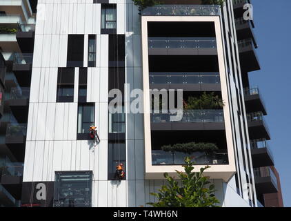 Mailand, Italien, 3. Juni 2018: Neue Porta Nuova Viertel, Arbeiter Reinigung Fenster und Gläser Turm hängt am Seil, Mailand, Lombardei, Italien. Stockfoto