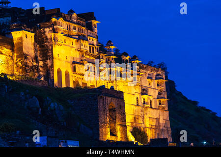 Beleuchtete Taragarh Fort in der Dämmerung in Bundi, Rajasthan, Indien Stockfoto