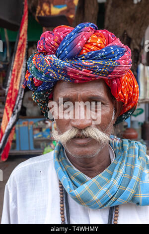 Porträt einer Rajasthani Schnurrbart Mann, mit farbigen Turban, in Sabzi Mandi, Gemüsemarkt, Horny Smokovec, Horny Smokovec, Rajasthan, Indien. Stockfoto
