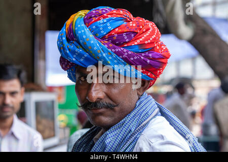 Porträt einer Rajasthani Bart Mann, mit farbigen Turban, in Sabzi Mandi, Gemüsemarkt, Horny Smokovec, Horny Smokovec, Rajasthan, Indien. Stockfoto