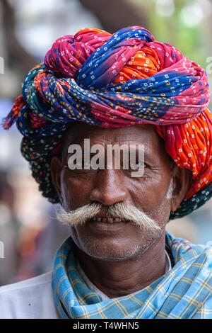 Porträt einer Rajasthani Schnurrbart Mann, mit farbigen Turban, in Sabzi Mandi, Gemüsemarkt, Horny Smokovec, Horny Smokovec, Rajasthan, Indien. Stockfoto