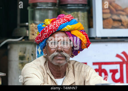 Porträt einer Rajasthani Schnurrbart Mann, mit farbigen Turban, in Sabzi Mandi, Gemüsemarkt, Horny Smokovec, Horny Smokovec, Rajasthan, Indien. Stockfoto