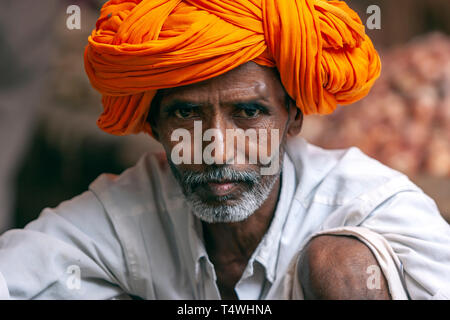 Porträt einer Rajasthani Bart Mann, mit farbigen Turban, in Sabzi Mandi, Gemüsemarkt, Horny Smokovec, Horny Smokovec, Rajasthan, Indien. Stockfoto