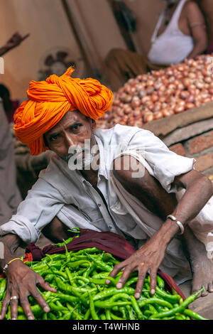 Porträt einer Rajasthani Bart Mann, mit farbigen Turban, in Sabzi Mandi, Gemüsemarkt, Horny Smokovec, Horny Smokovec, Rajasthan, Indien. Stockfoto