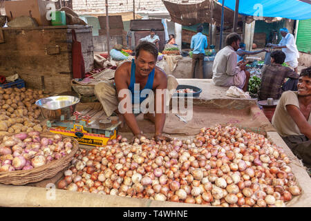 Kartoffeln und Zwiebeln Anbieter in Sabzi Mandi, Gemüsemarkt, Horny Smokovec, Horny Smokovec, Rajasthan, Indien. Stockfoto