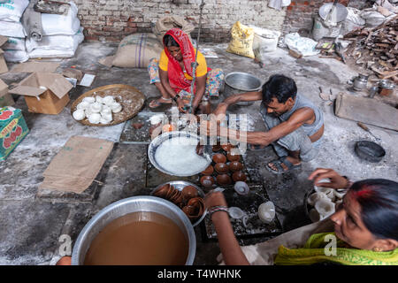 Werk einer Familie tun, handgefertigte Zucker Bonbons in Bundi Markt, Bundi, Rajasthan, Indien. Stockfoto