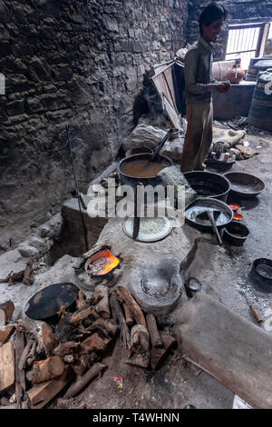 Werk einer Familie tun, handgefertigte Zucker Bonbons in Bundi Markt, Bundi, Rajasthan, Indien. Stockfoto