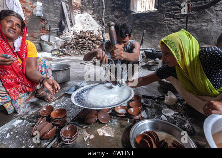Werk einer Familie tun, handgefertigte Zucker Bonbons in Bundi Markt, Bundi, Rajasthan, Indien. Stockfoto