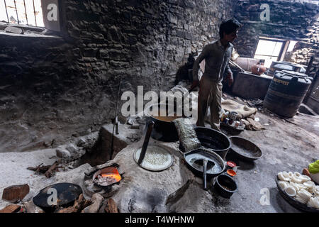 Werk einer Familie tun, handgefertigte Zucker Bonbons in Bundi Markt, Bundi, Rajasthan, Indien. Stockfoto