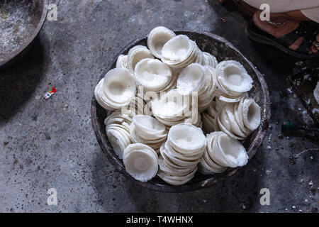 Werk einer Familie tun, handgefertigte Zucker Bonbons in Bundi Markt, Bundi, Rajasthan, Indien. Stockfoto