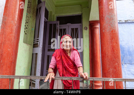 Porträt eines alten Rajasthani Frau auf der Veranda ihres Hauses im Bundi, Rajasthan, Indien. Stockfoto