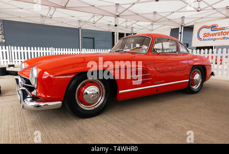 Seitenansicht eines schönen roten 1954 Mercedes-Benz 300 SL Flügeltürer, die für den Verkauf in den 2029 Silverstone Classic Car Auktion werden Stockfoto