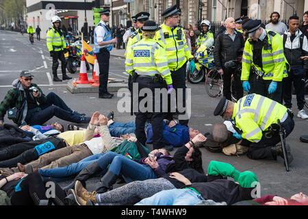 London UK 17. Apr 2019. Polizisten Festnahme eines Demonstranten in whithall während der 3. Tag der Proteste vom Aussterben Rebellion Gruppe. Stockfoto