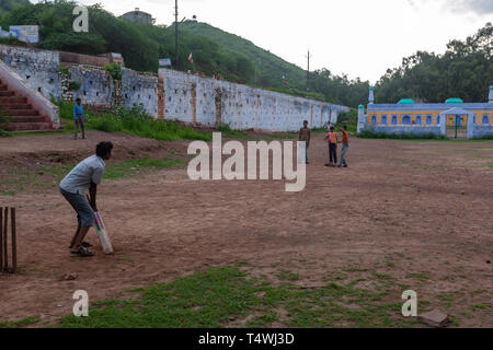 Jungen jungen Kricket spielen in Bundi, Rajasthan, Indien Stockfoto