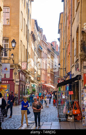 Die Menschen gehen auf die Straße der Altstadt von Lyon, Frankreich Stockfoto