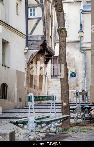 Eine der ältesten Straßen in Paris, Rue Grenier sur l'Eau, im Marais, Paris, Frankreich Stockfoto