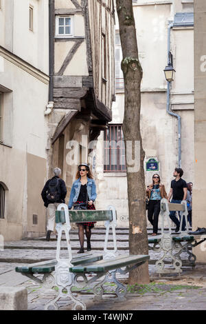 Eine der ältesten Straßen in Paris, Rue Grenier sur l'Eau, im Marais, Paris, Frankreich Stockfoto