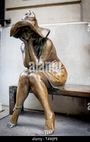 Bronze-Statue des sitzenden Bauernmädchen außerhalb des ungarischen Instituts, Paris Frankreich Stockfoto