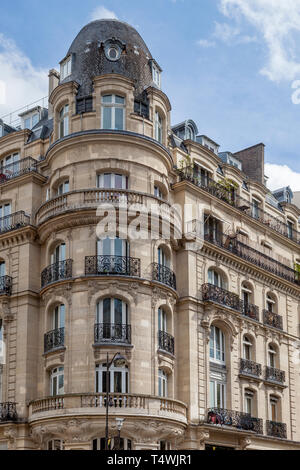 Klassische französische Architektur an der Rue du Faubourg-Saint Antoine in der Nähe von Bastille, 12 Arrondissemont, Paris, Frankreich Stockfoto