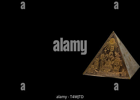 Figurine der ägyptischen Pyramide mit Kopie Raum Hintergrund Stockfoto