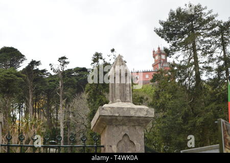 Roter Turm Der nationalen Palast von Pena im 19. Jahrhundert im Auftrag von Fernando II. in Sintra gebaut. Natur, Architektur, Geschichte, Straße Foto Stockfoto