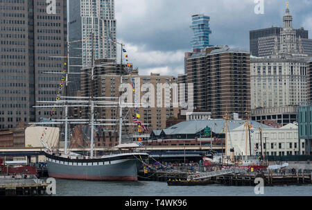 New York City, USA - 15. Oktober 2017: Der South Street Seaport ist sehr aktiv mit Touristen an einem Sonntag Nachmittag im Oktober. Stockfoto