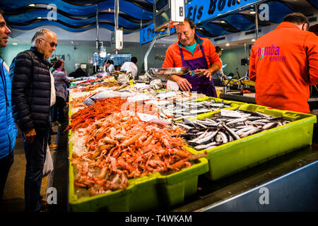 Fischgeschäft neben der katalanischen Fischauktion in Palamós, Spanien. Katalanische Fischauktion in Palamós. Mit direktem Zugang zur Fischauktionshalle bietet der Fischmarkt in Palamós den frischesten Fisch, den ein Fischer fangen kann Stockfoto