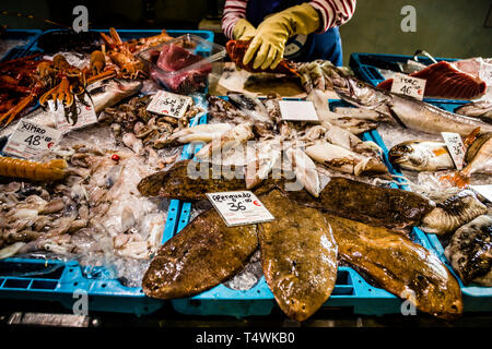 Fischgeschäft neben der katalanischen Fischauktion in Palamós, Spanien Stockfoto