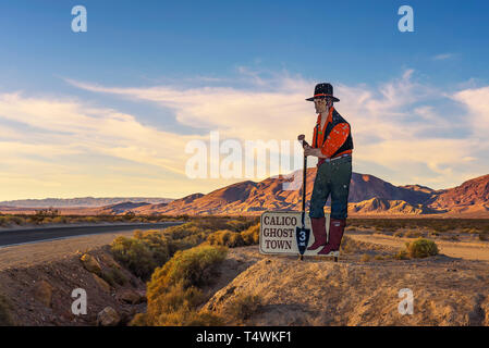 Zeichen der alten Bergmann an der Straße nach Calico Ghost Town in Kalifornien Stockfoto