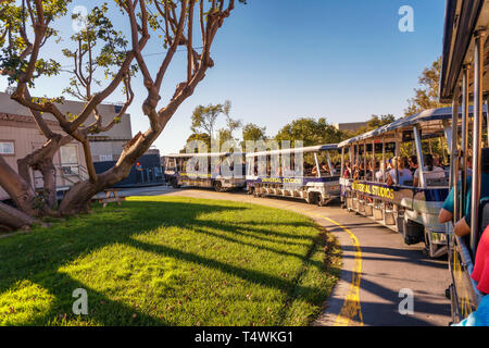 Studio Tour Tram mit Touristen durch die Universal Studios Hollywood fahren Stockfoto