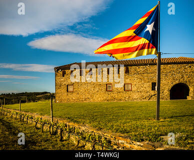 Der Wein, die sierra und das Meer. Im Naturschutzgebiet Cap de Creus gibt es drei Weingüter. Die katalanische Flagge fliegt auf Martin Faixó Weingut. Weingut in Roses, Katalonien, Spanien Stockfoto