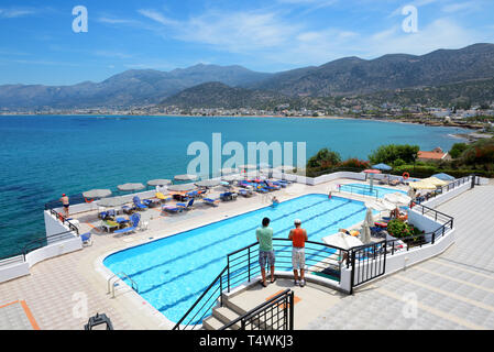 Kreta, Griechenland - Mai 12: Die Touristen enjoiying ihre Ferienhäuser in der Nähe von Pool und Strand am 12. Mai 2014 auf Kreta, Griechenland. Bis zu 16 Millionen Touristen ist Stockfoto