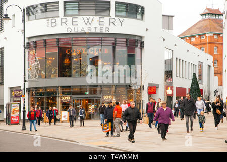 High Street Käufer außerhalb der Brauerei Einkaufszentrum in der Brauerei Quartal Cheltenham Gloucestershire England Stockfoto