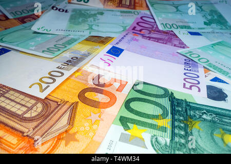 Weitwinkelaufnahme der Euro-Banknoten Hintergrund übereinander gestapelt. Euro Banknoten Geld, Geld, Geld, Stapel von Rechnungen. Geld anlegen, selbstklebendes Vinyl Stockfoto