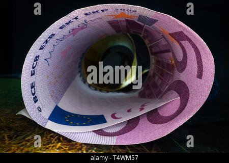 Innerhalb der Geld Tunnel. Abstrakte Sicht der Euro wieder Noten in einem Rohr gerollt. Sparen und Geld anlegen Stockfoto