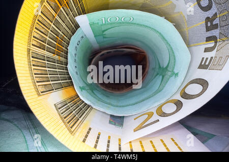 Innerhalb der Geld Tunnel. Abstrakte Sicht der Euro wieder Noten in einem Rohr gerollt. Sparen und Geld anlegen Stockfoto