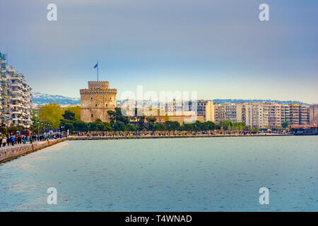 Blick auf den Weißen Turm von Thessaloniki ist ein Denkmal und Museum an der Küste von Thessaloniki, der Hauptstadt der Region Mazedonien, Griechenland Stockfoto