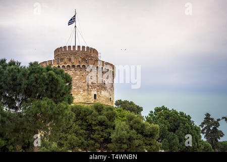 Blick auf den Weißen Turm von Thessaloniki ist ein Denkmal und Museum an der Küste von Thessaloniki, der Hauptstadt der Region Mazedonien, Griechenland Stockfoto